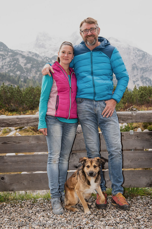 De Wirtslaid der Neuen Traunsteiner Hütte Jessi und Udo mit Hund Lui