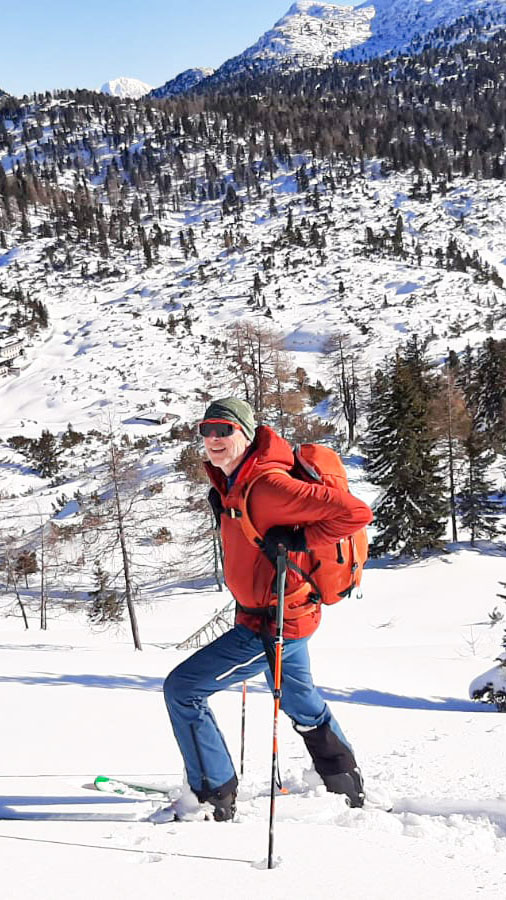 Hüttenwart Anselm Bracht auf Skitour ©Julia Jobst