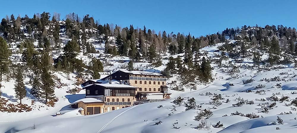 Neue Traunsteiner Hütte auf der Reiteralpe im Winter