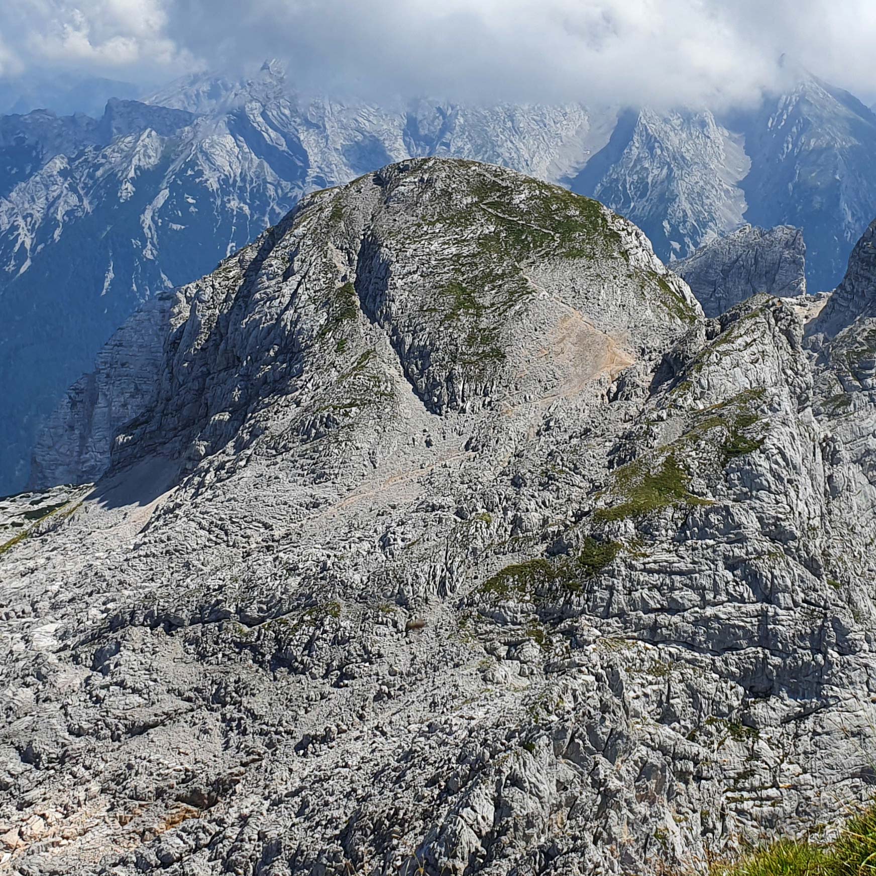 Schrecksattelsteig. Der Normalweg auf zur Neuen Traunsteiner Hütte auf der Reiteralpe.